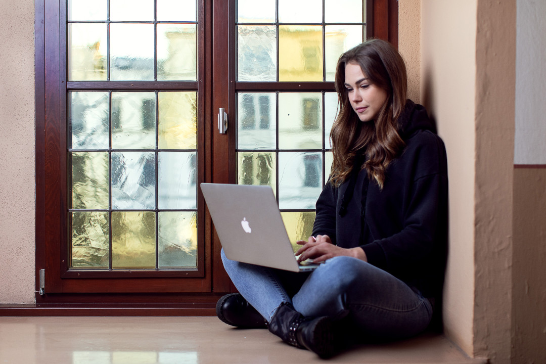 Junge Frau mit Laptop