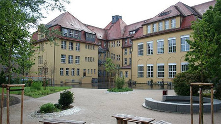 Schulgebäude von außen