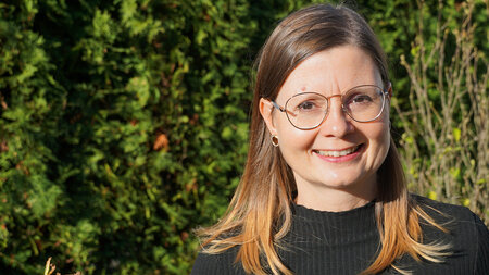 Drei Frauen stehen nebeneinander vor einer Tafel.