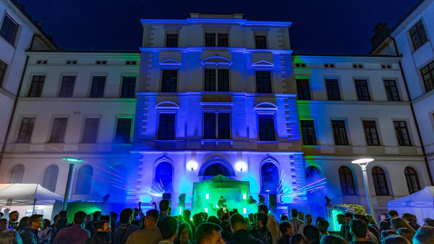 Viele Menschen tanzen im beleuchteten Innenhof der TU Chemnitz